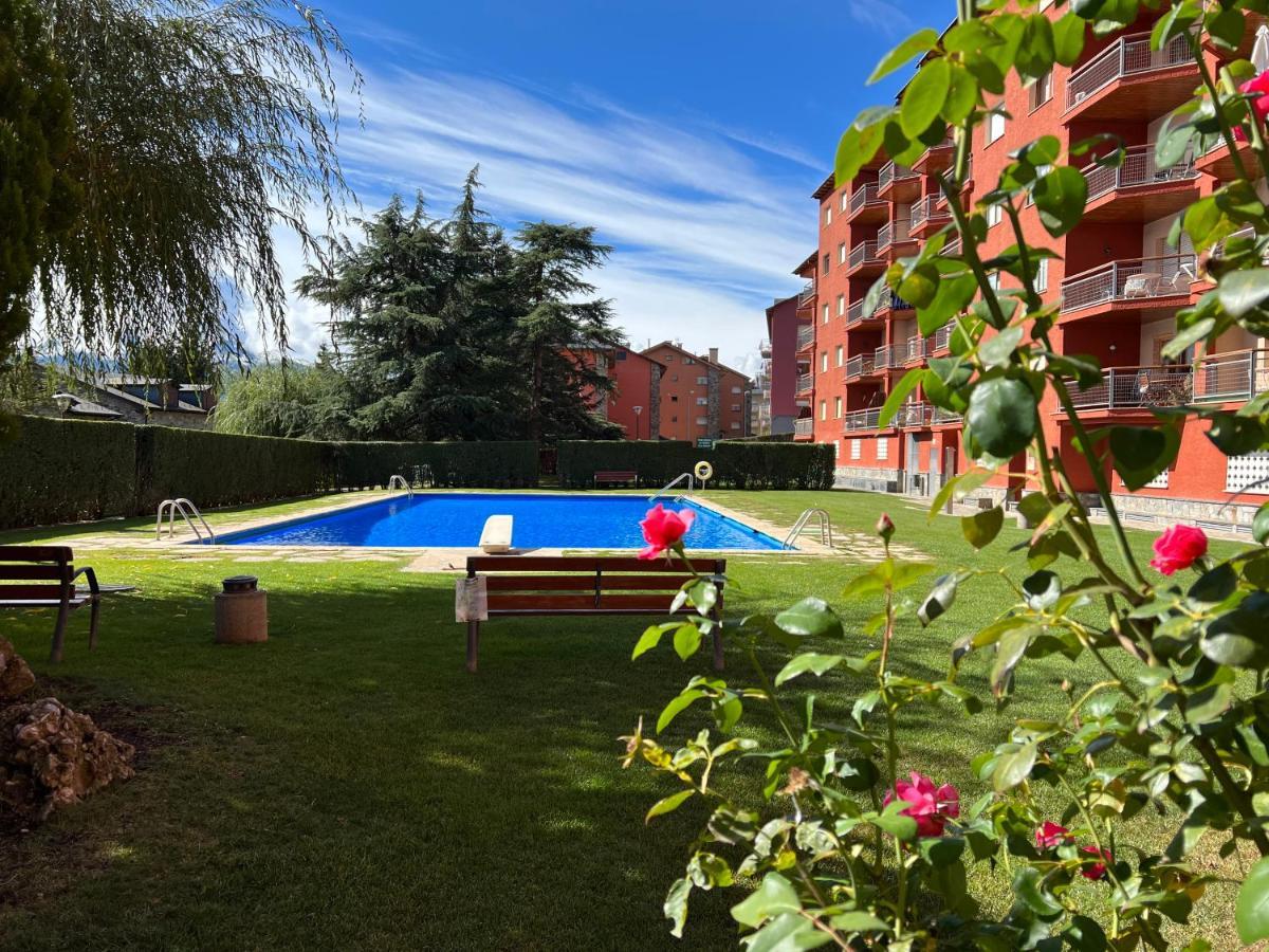 Apartament Piso Puigcerda Vistas Y Piscina Zewnętrze zdjęcie